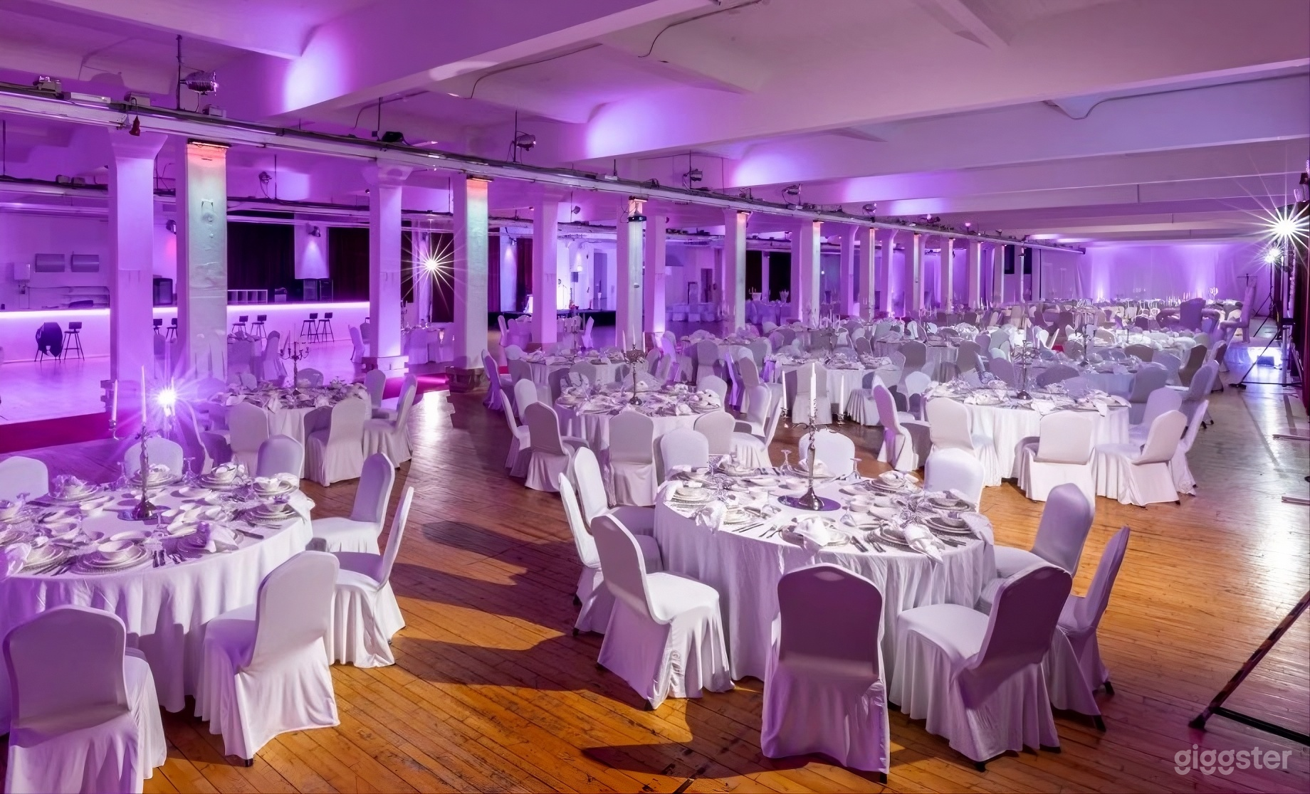 Lichtdurchfluteter Saal mit Backsteinfassade in Berlin Photo 2