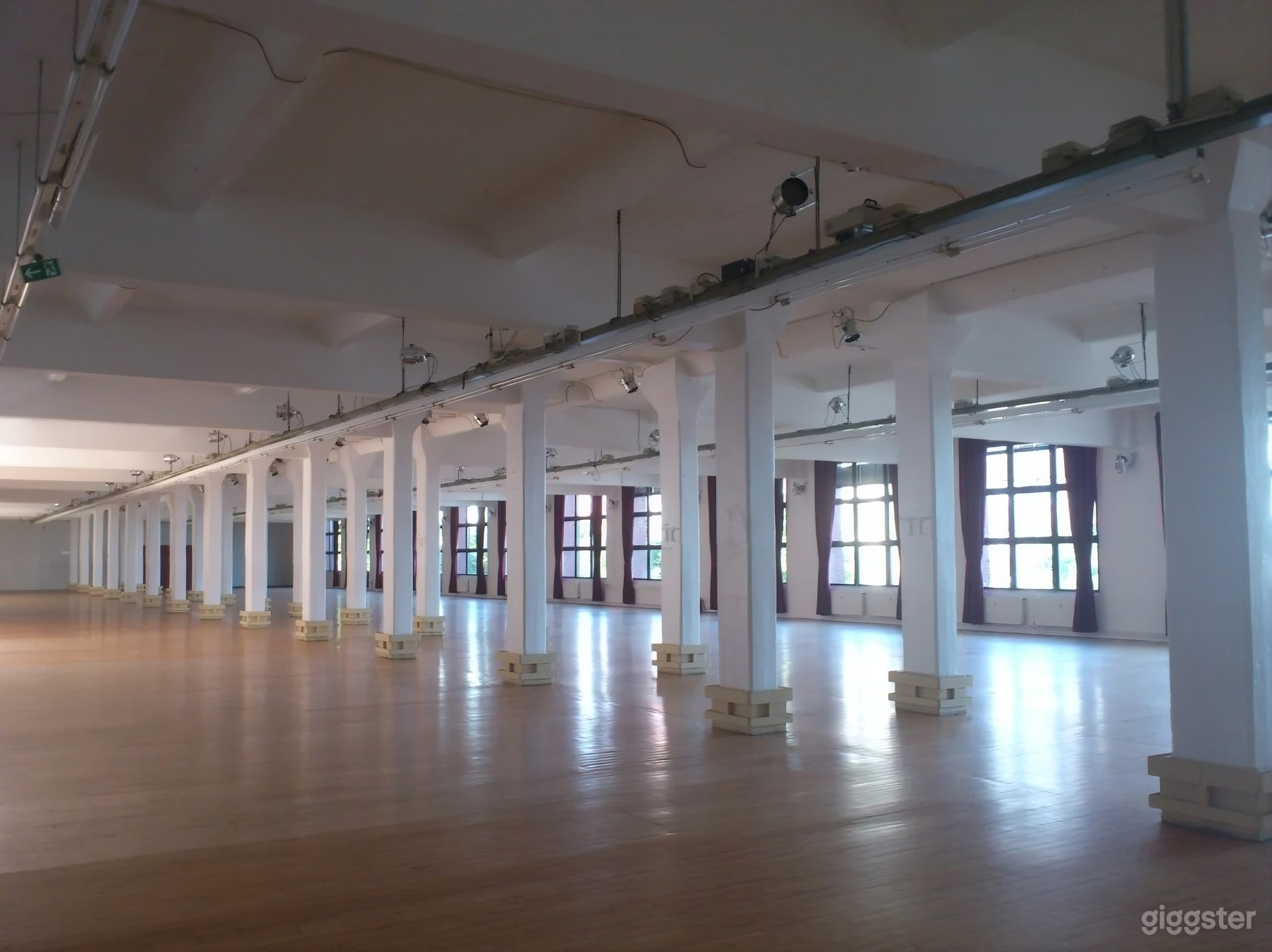 Lichtdurchfluteter Saal mit Backsteinfassade in Berlin Photo 1