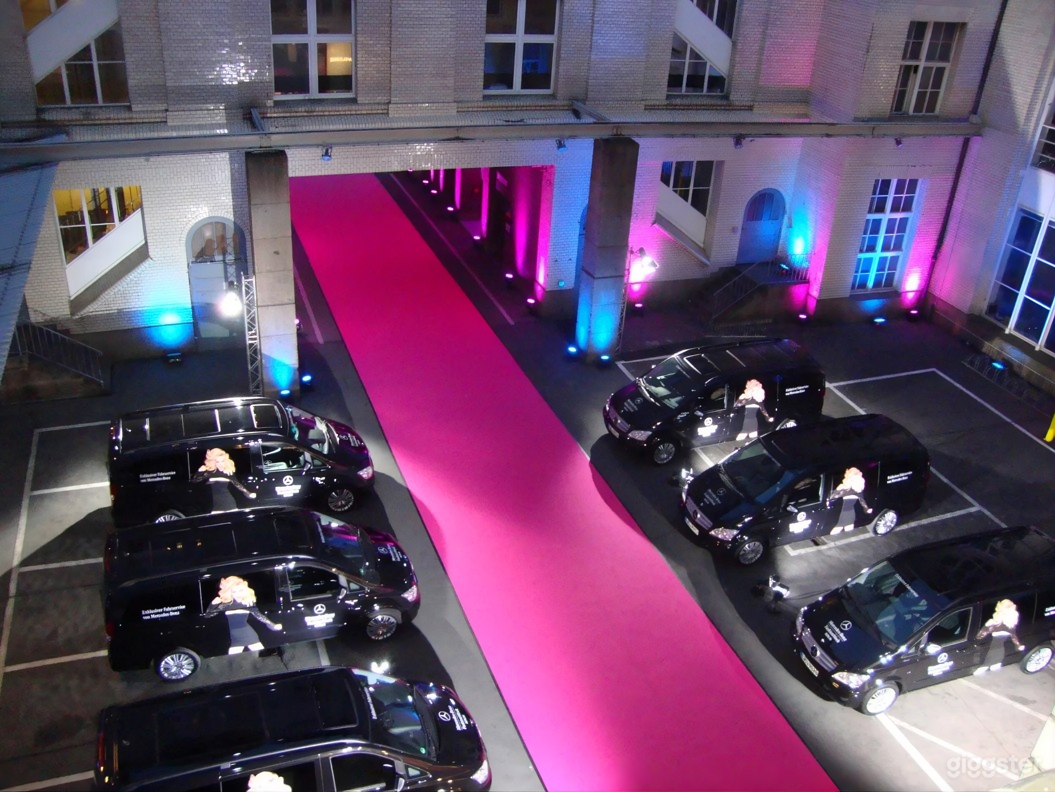 Lichtdurchfluteter Saal mit Backsteinfassade in Berlin Photo 4