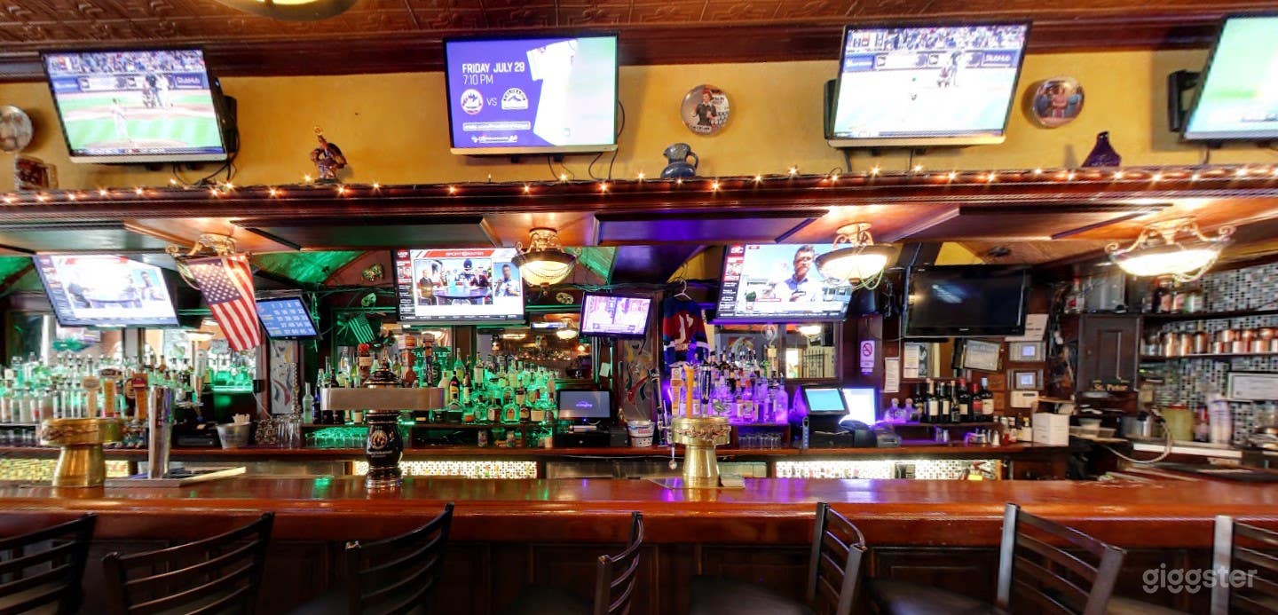 Cozy and Atmospheric Main Dining and Bar Photo 4