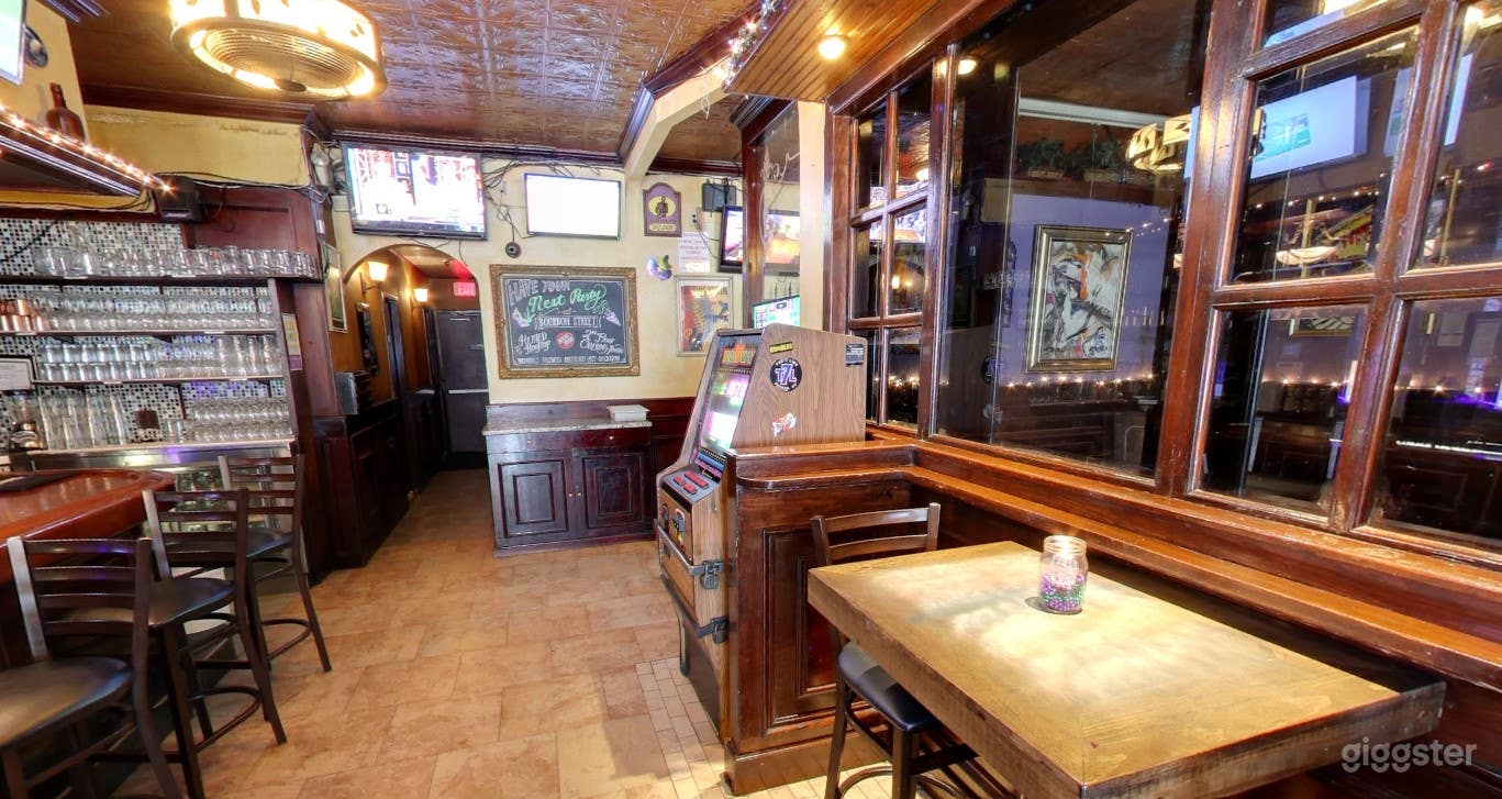 Cozy and Atmospheric Main Dining and Bar Photo 3