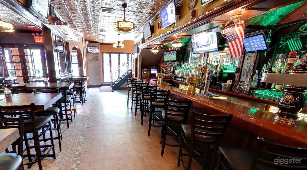 Cozy and Atmospheric Main Dining and Bar Photo 1