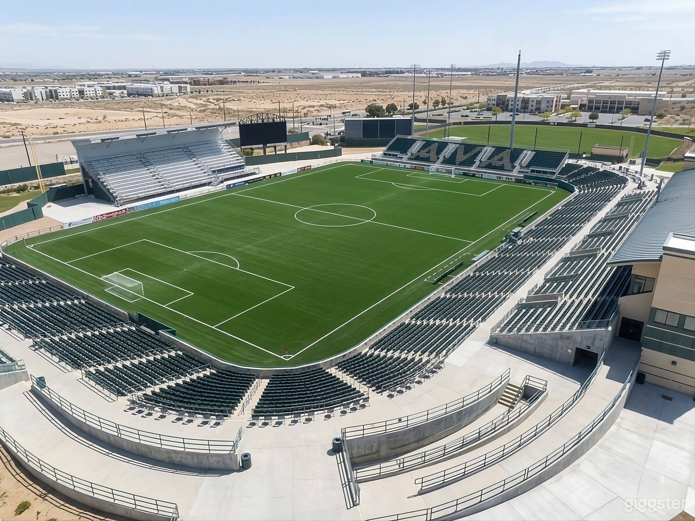 Estadio Profesional Masivo y Campo de Césped para Cine, TV y Eventos Foto 1