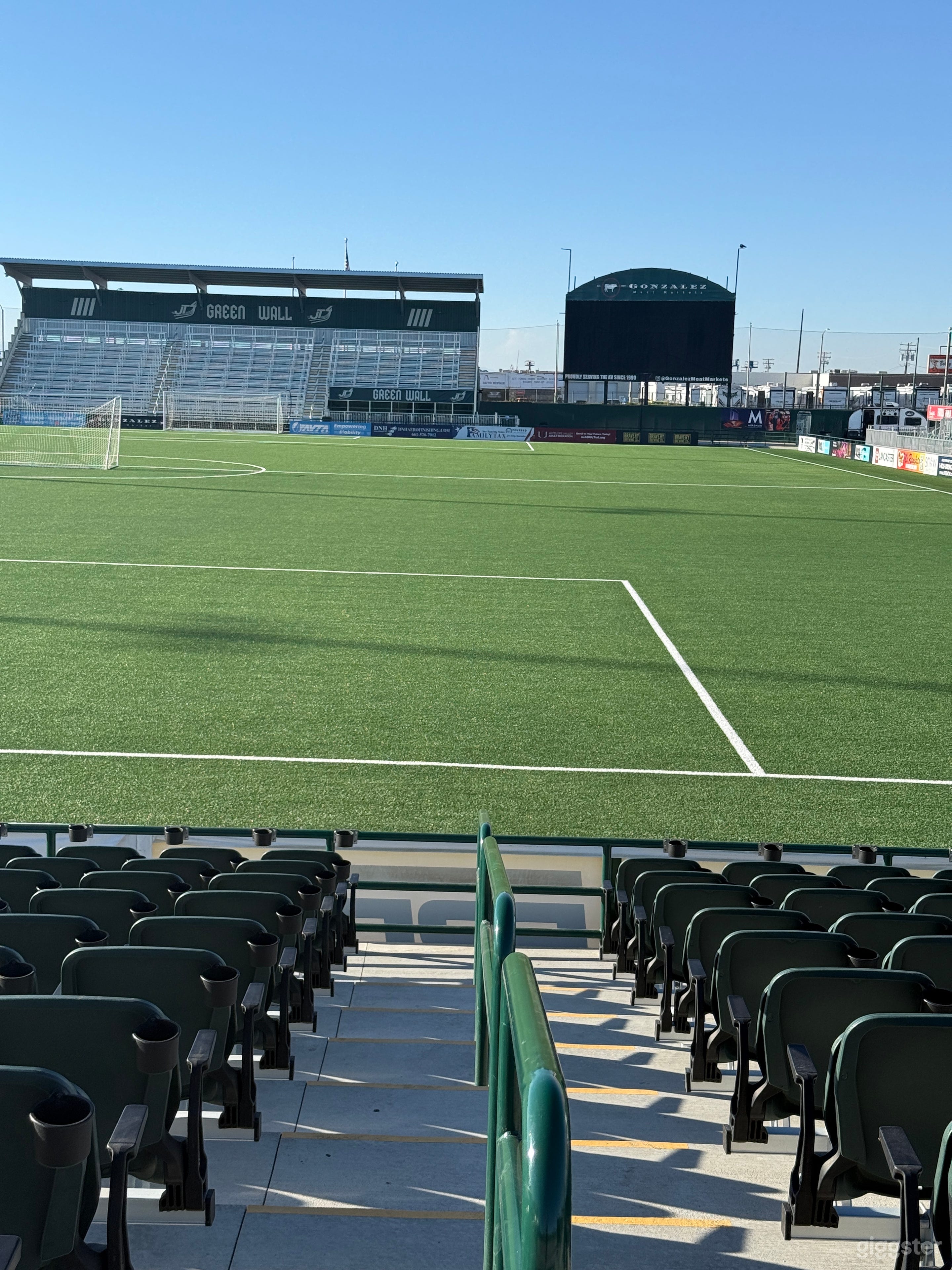Estadio Profesional Masivo y Campo de Césped para Cine, TV y Eventos Foto 3