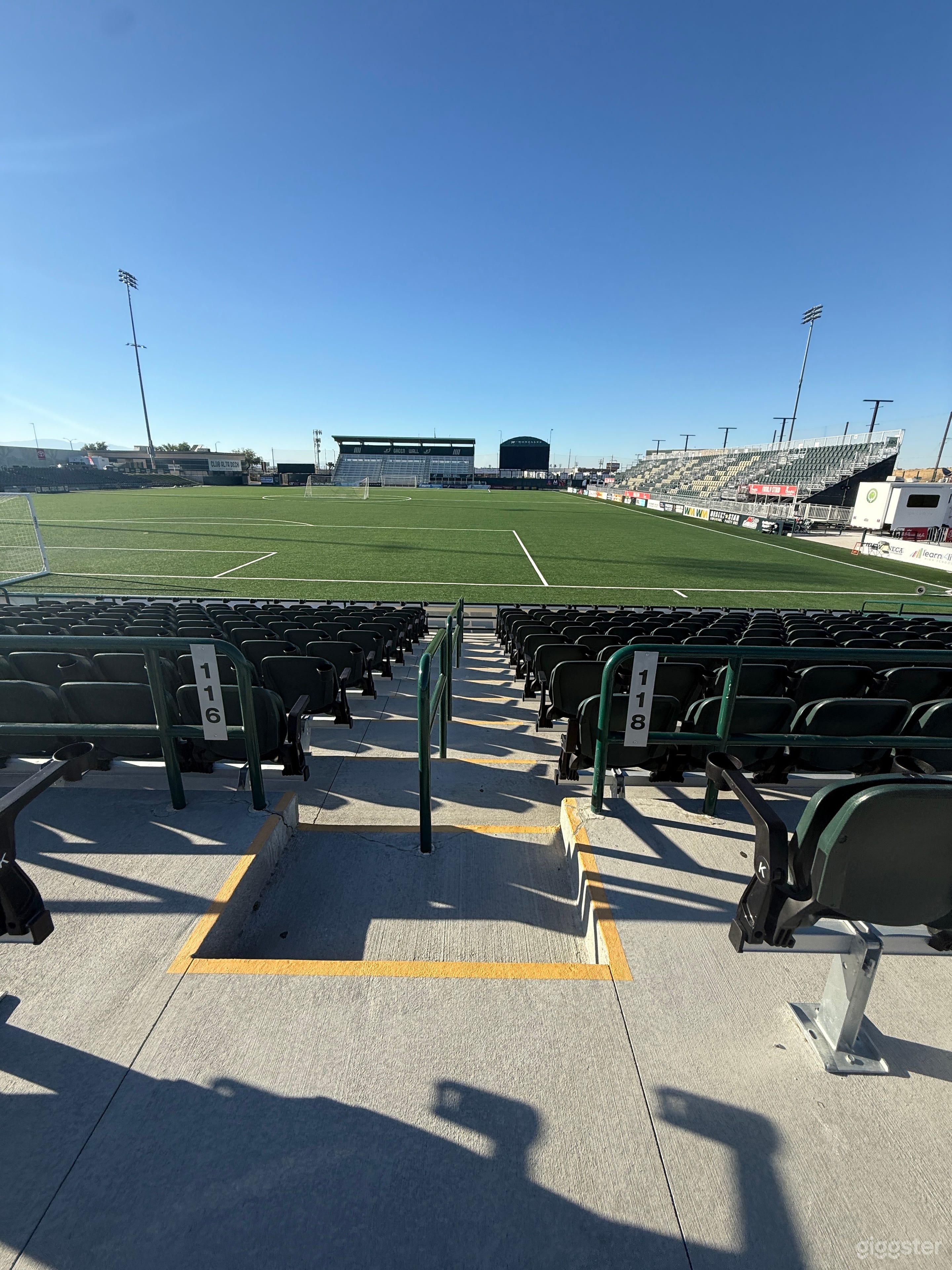 Estadio Profesional Masivo y Campo de Césped para Cine, TV y Eventos Foto 4