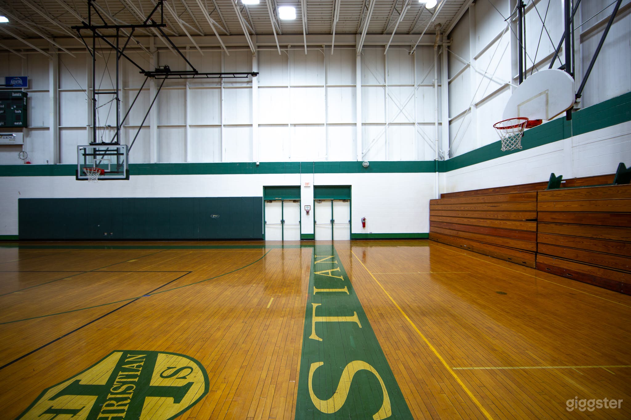 VINTAGE BASKETBALL INDOOR COURT Photo 3
