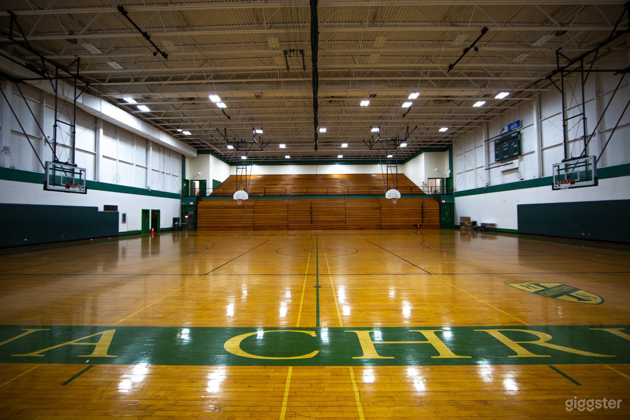 VINTAGE BASKETBALL INDOOR COURT Photo 2