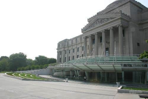 Museum with many galleries: Location 4121 Photo 1