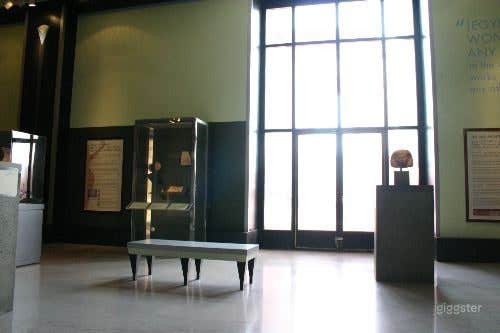Museum with many galleries: Location 4121 Photo 3
