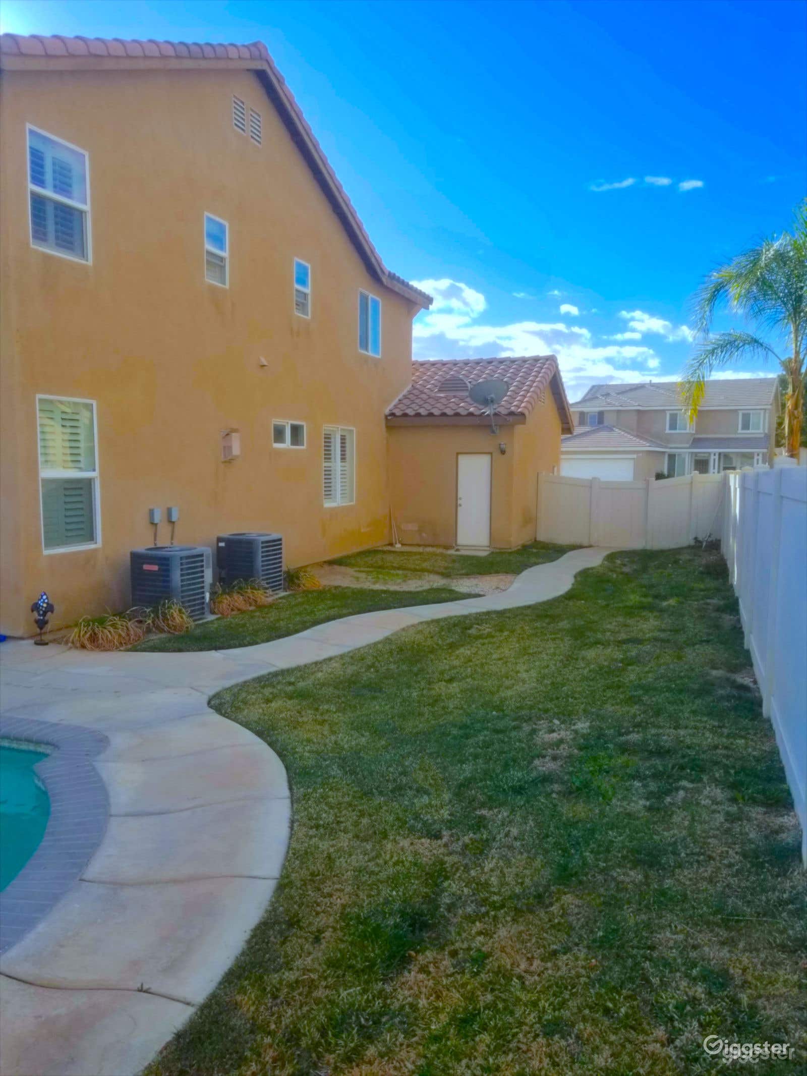 Brand New Spacious Backyard Pool Photo 4