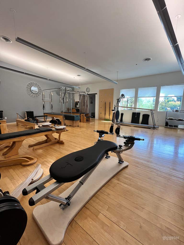  Large Studio Equipped with Fitness Machines 