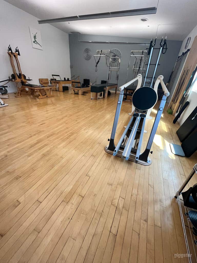  Large Studio Equipped with Fitness Machines 