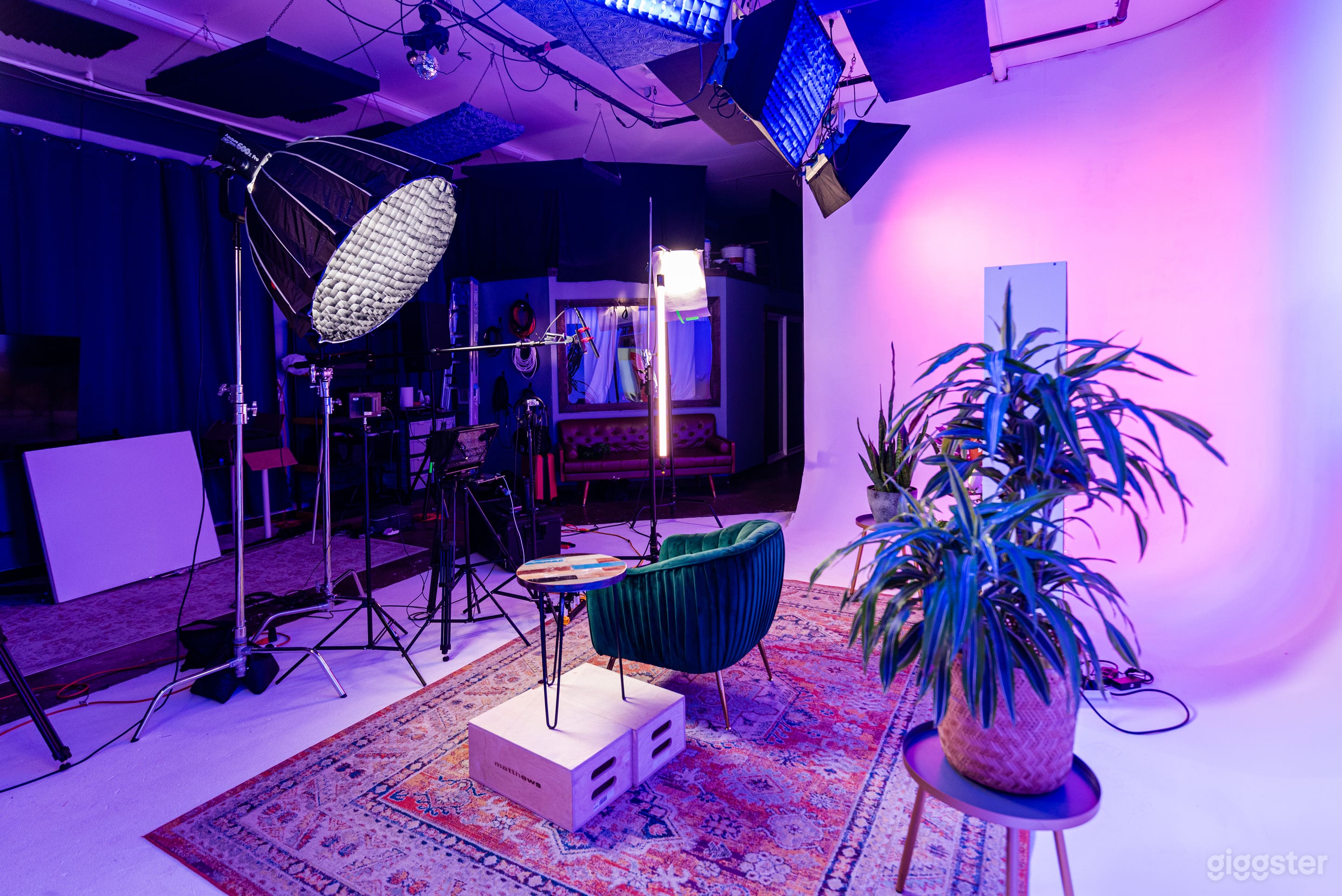 Fully Loaded Video/Photography/Podcast Studio  Photo 4