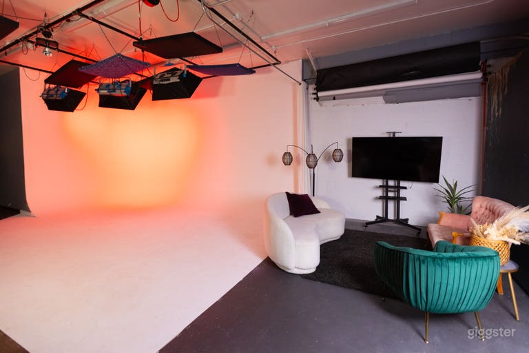  Fully Loaded Video/Photography/Podcast Studio  