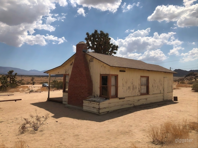  Cabane du désert de Mojave avec Joshuas et Buttes 