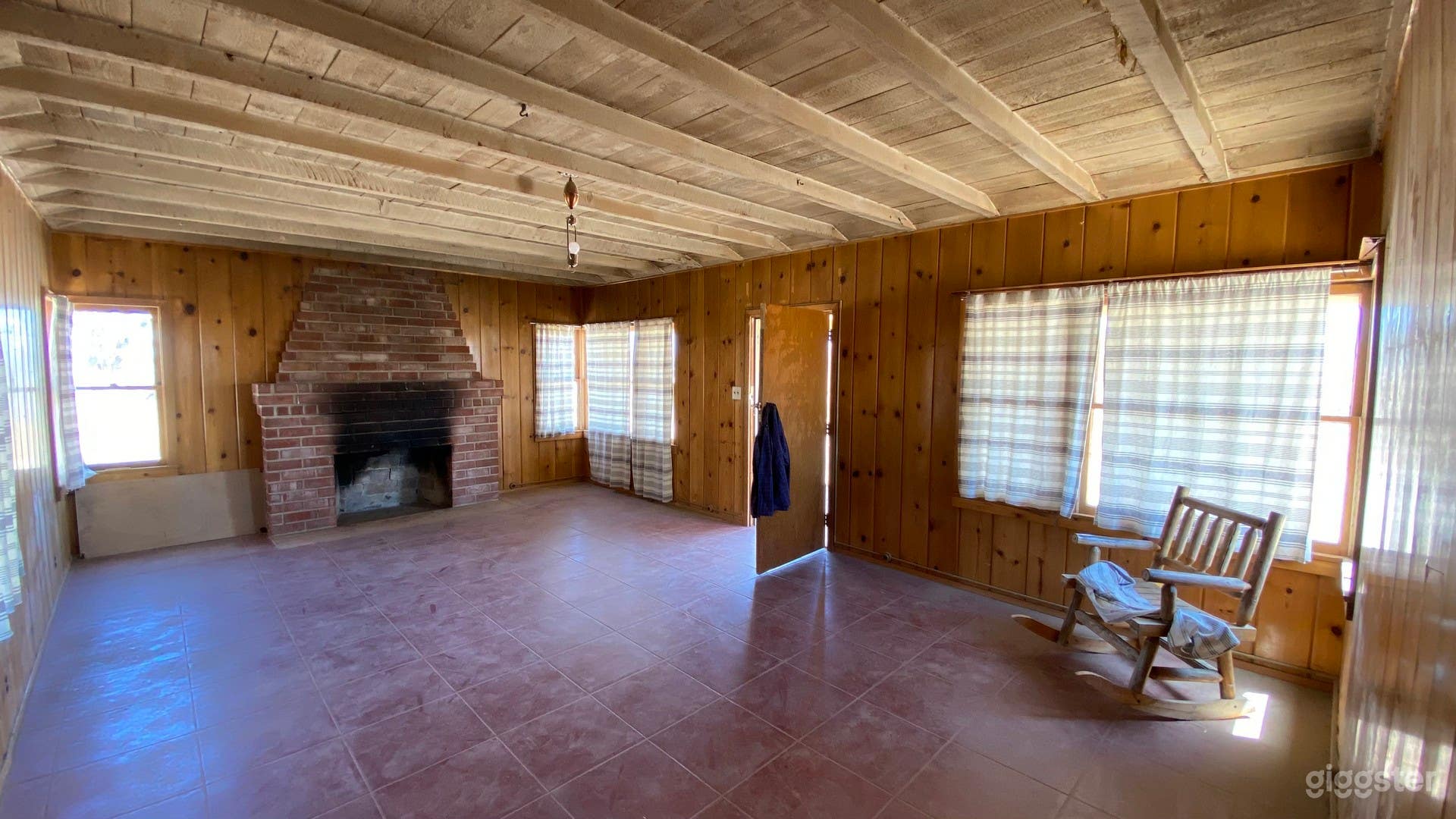 Mojave Desert Cabin with Joshuas and Buttes Photo 4