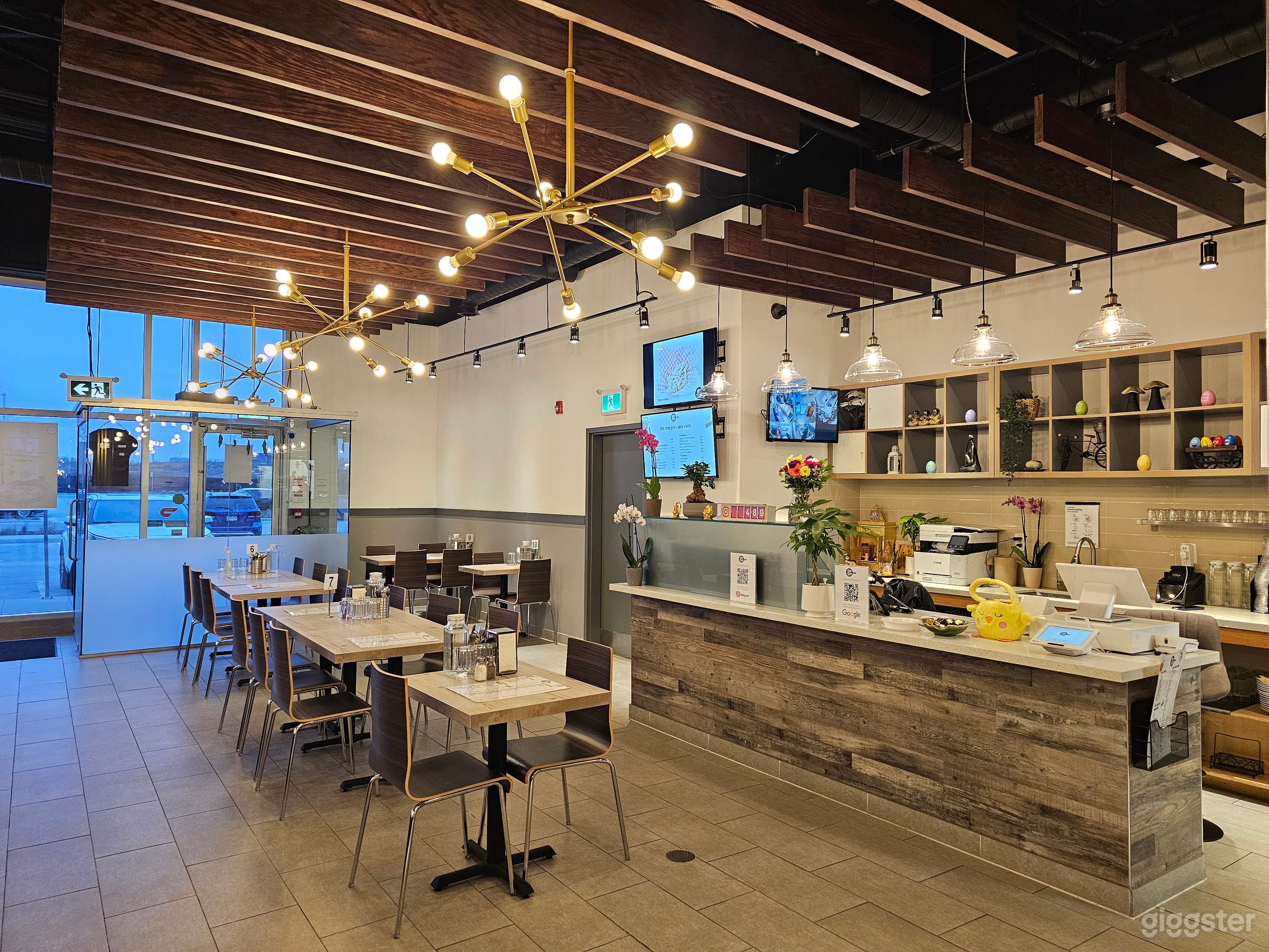 Beautiful Modern Restaurant | Cafe below Airport Photo 3