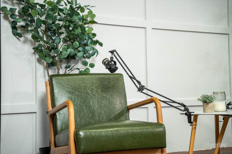  Modern Podcast Studio 