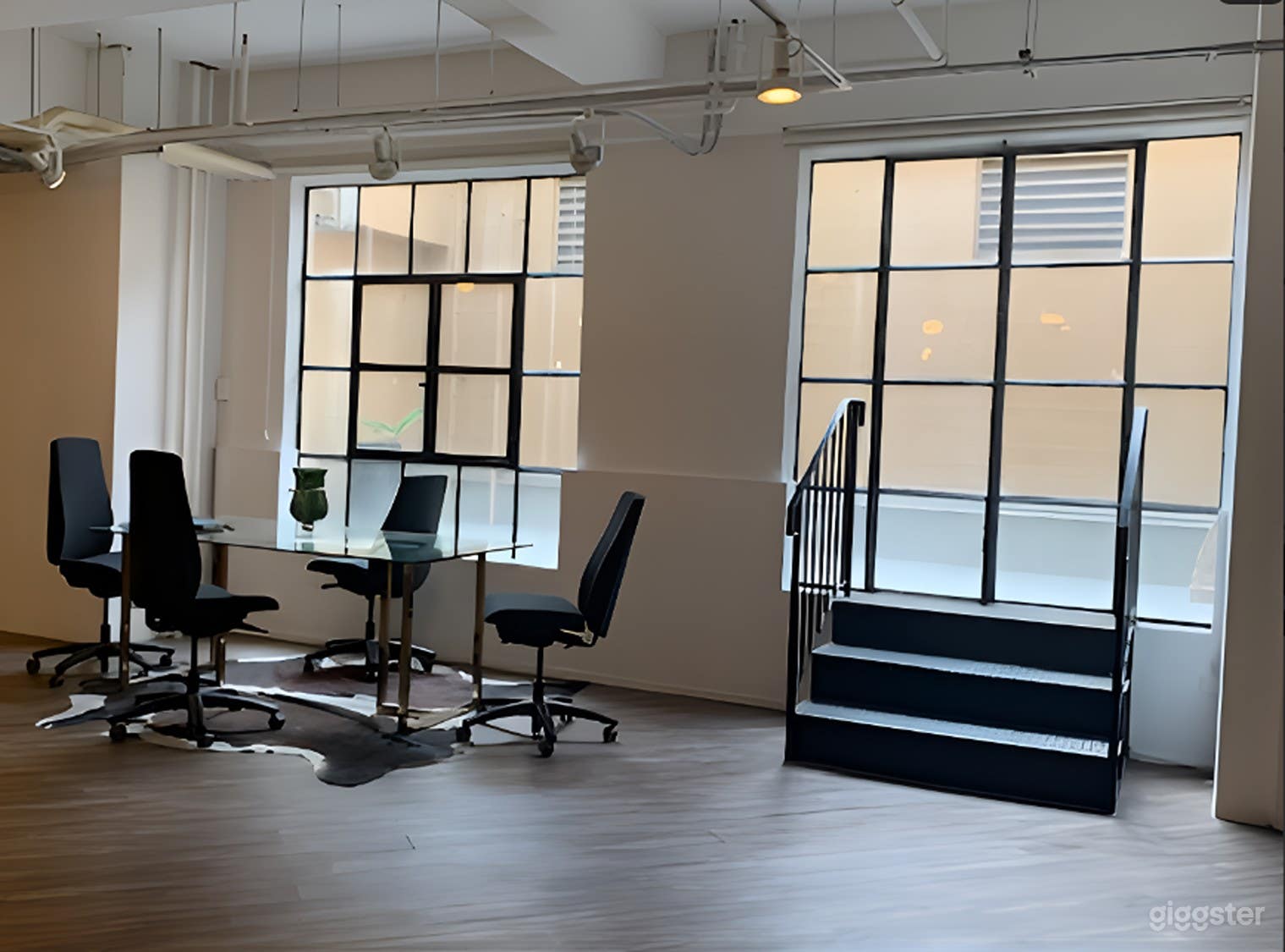 Spacious Mezzanine for Film Production &amp; Events Photo 1