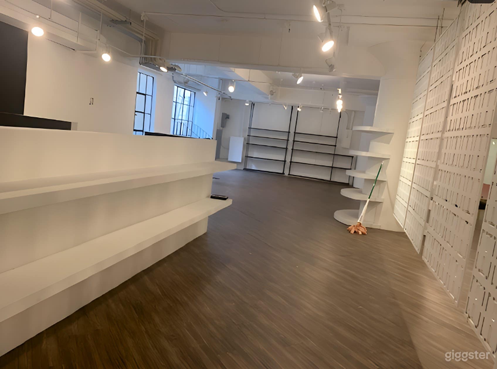 Spacious Mezzanine for Film Production &amp; Events Photo 4