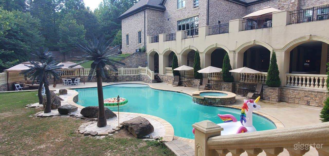 Luxurious and Styling Mansion Photo 1