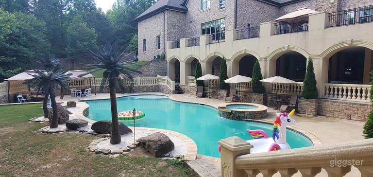 Luxurious and Styling Mansion 