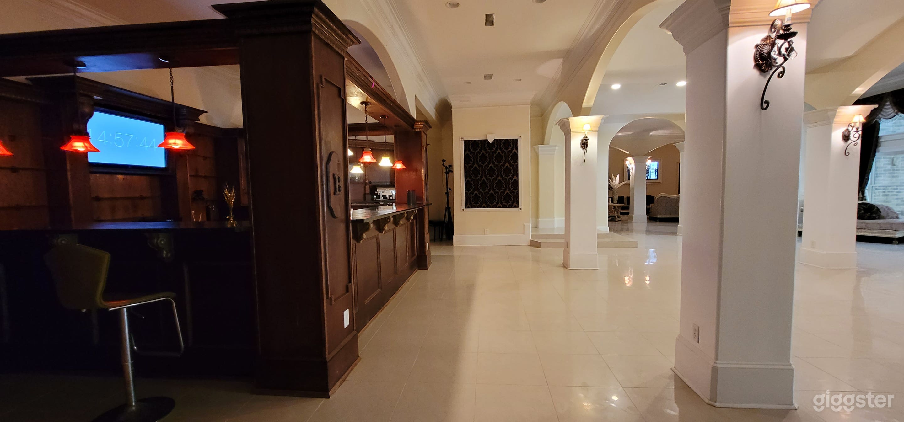 Luxurious and Styling Mansion Photo 4