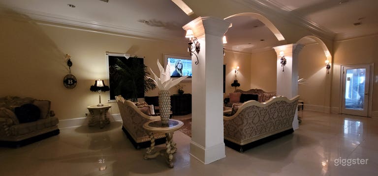  Luxurious and Styling Mansion 