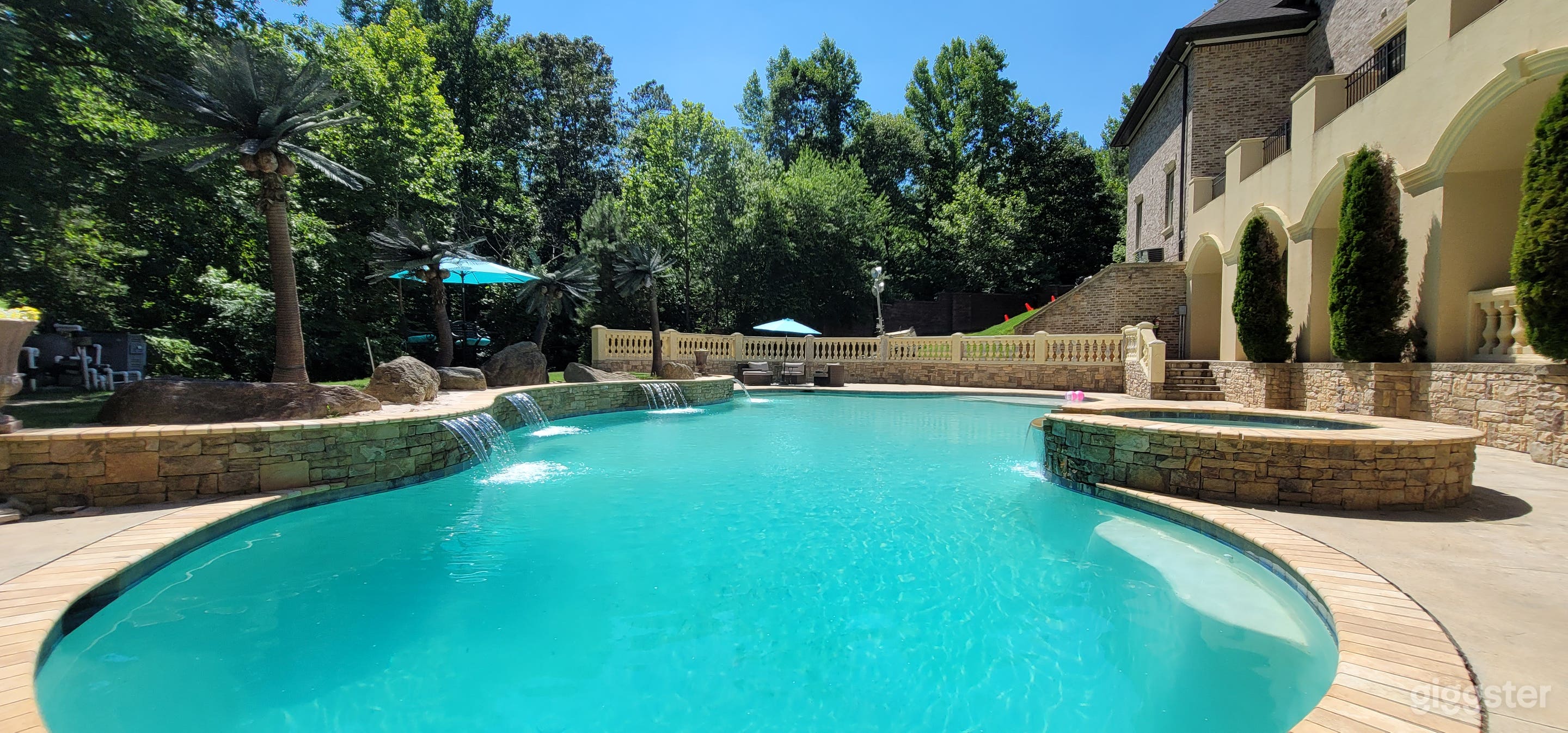 Luxurious and Styling Mansion Photo 2