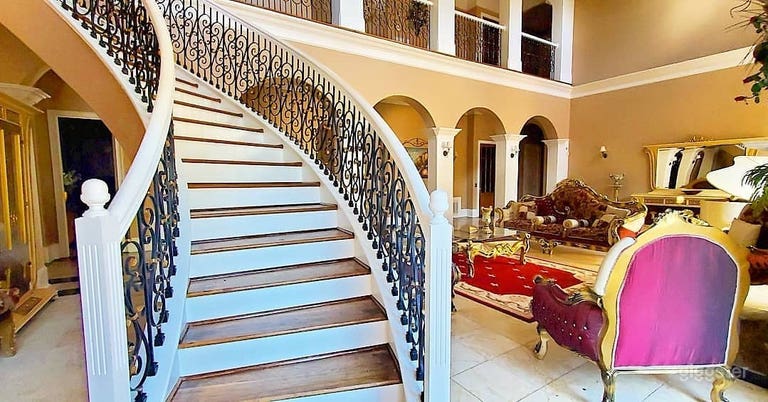  Luxurious and Styling Mansion 