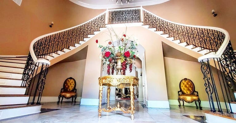  Luxurious and Styling Mansion 