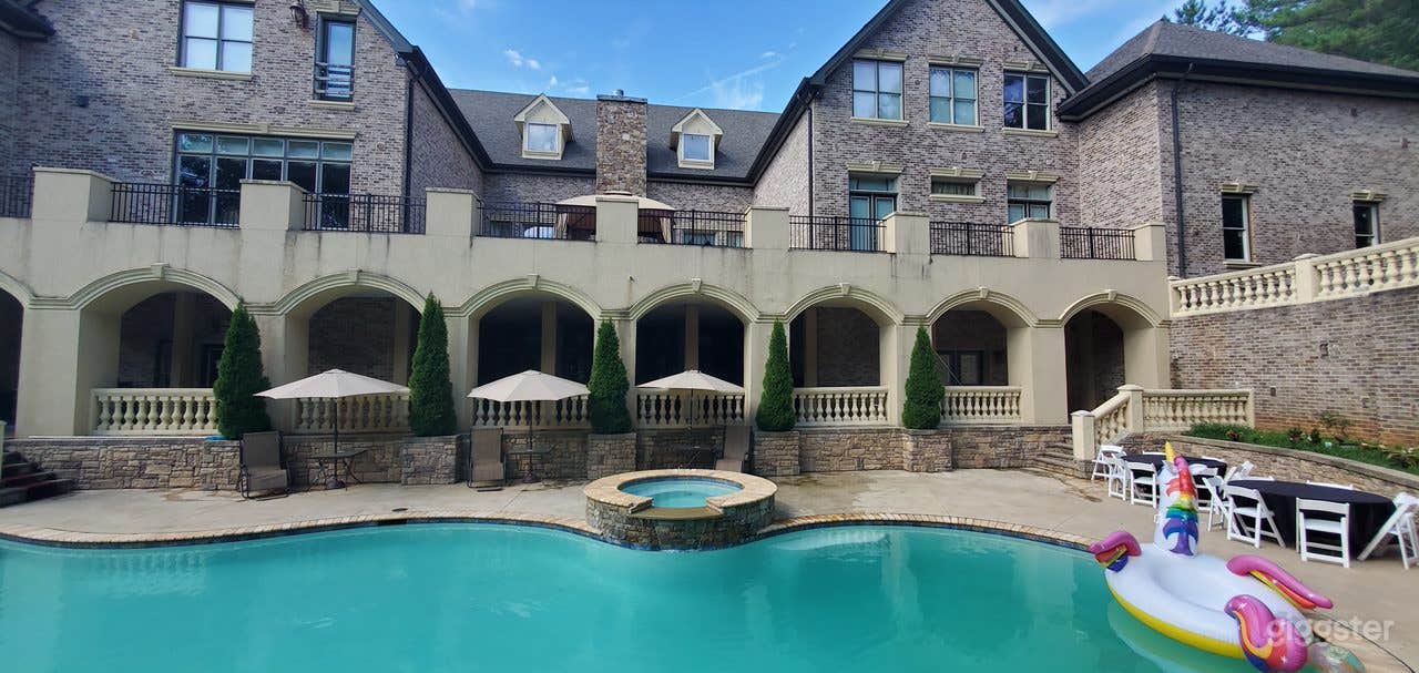 Luxurious and Styling Mansion Photo 1