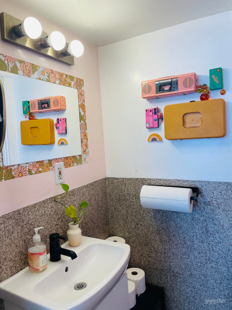  Super RETRO bathroom 