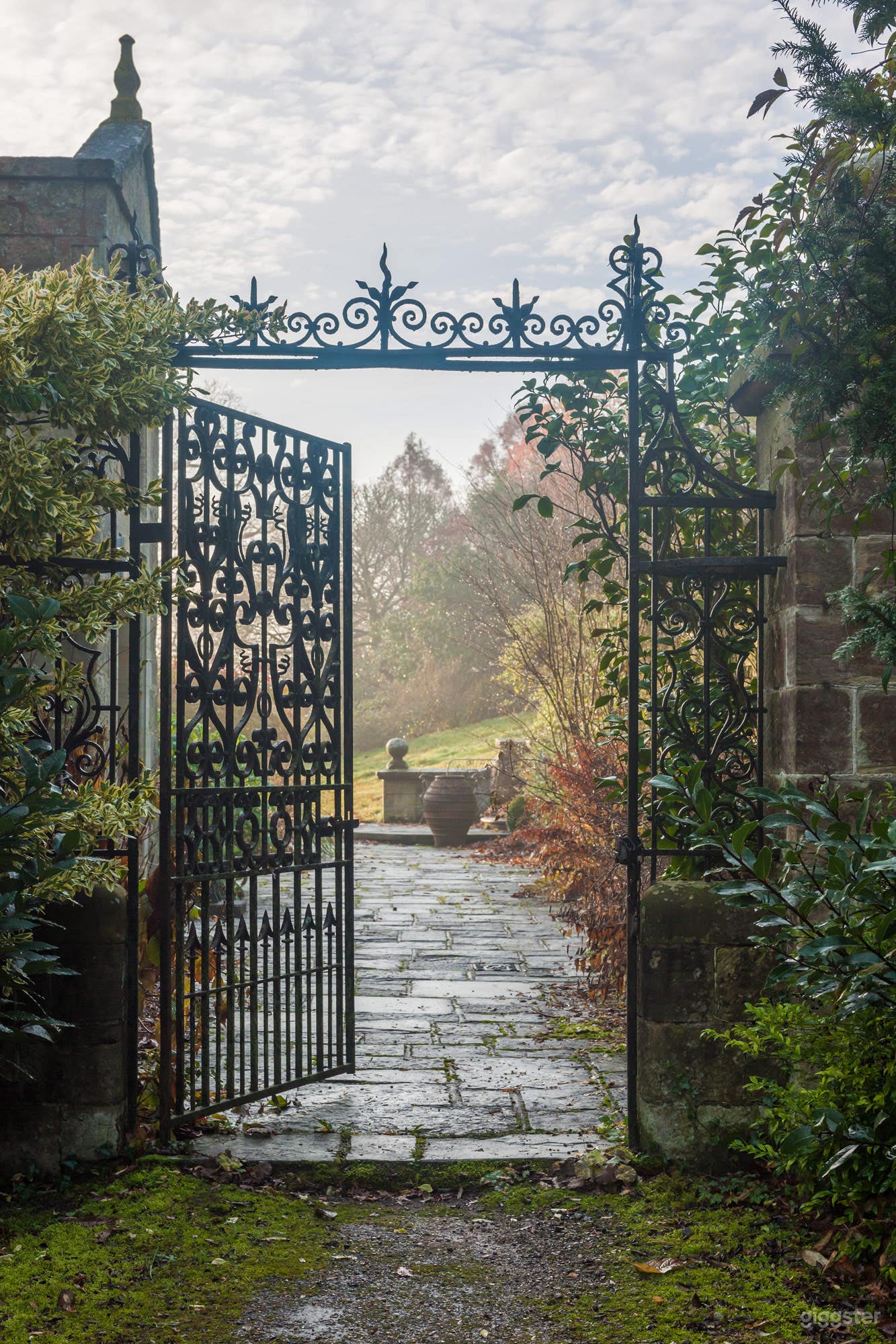 Picturesque Estate Photo 2