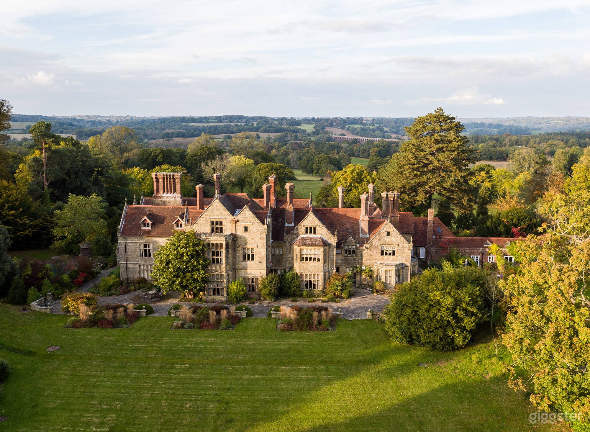 Picturesque Estate Photo 1