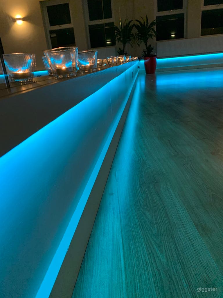  Studio mood LED lighting at low-level - perimeter. 