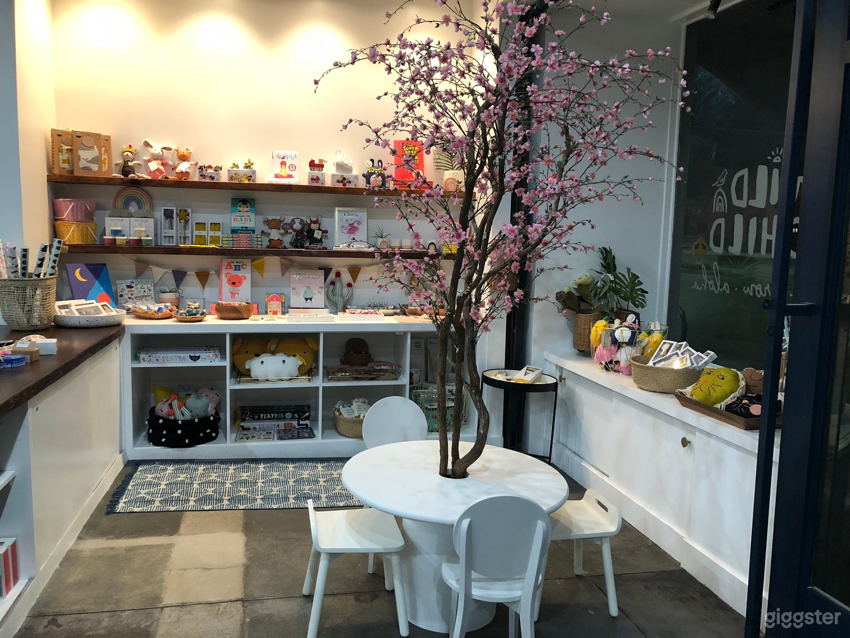 other half of lobby area featuring retail space