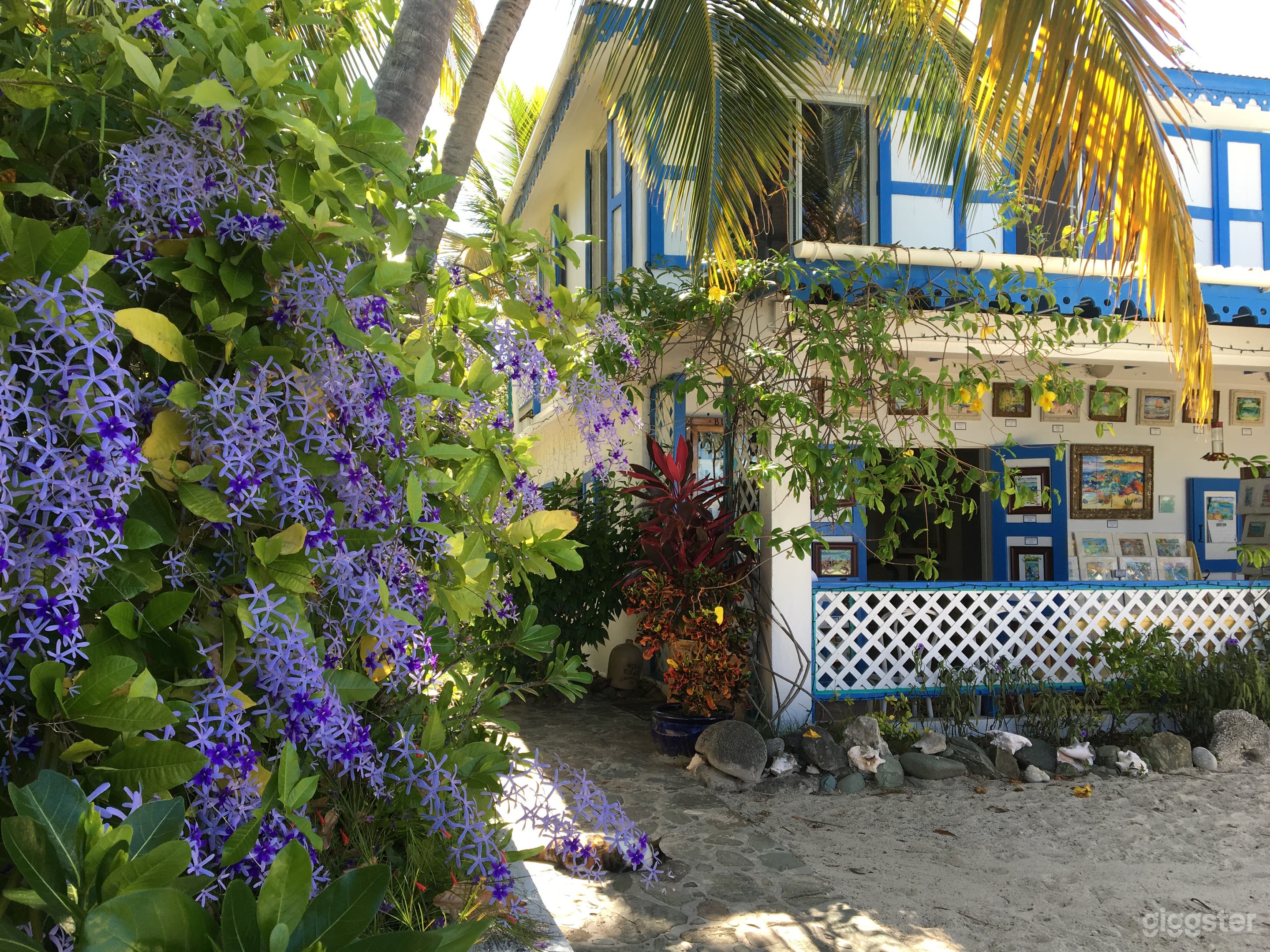 Art Gallery meets Beach Cottage Photo 1