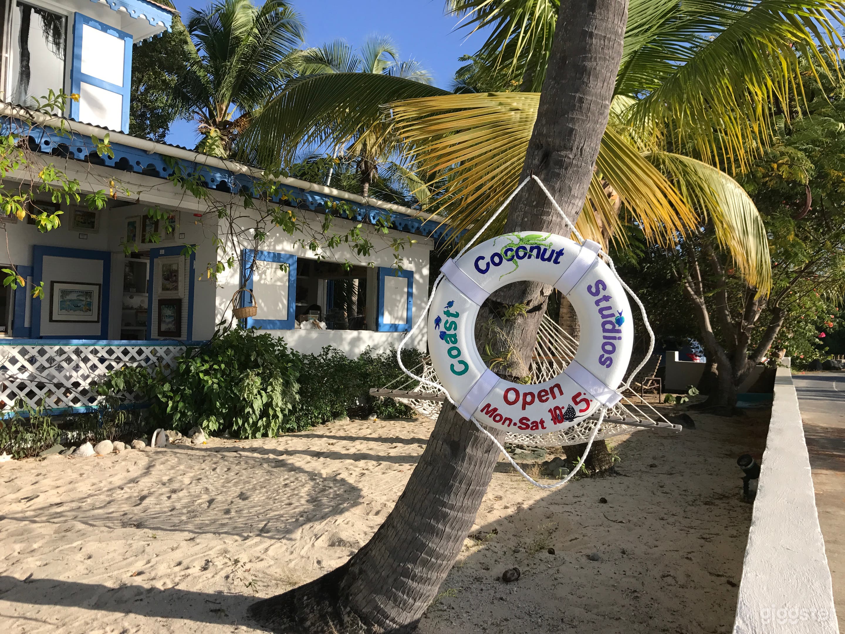 Art Gallery meets Beach Cottage Photo 3