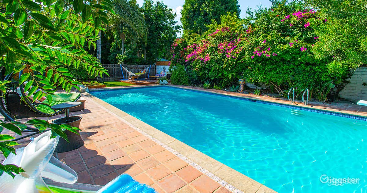 Tropical pool in Hollywood Photo 4