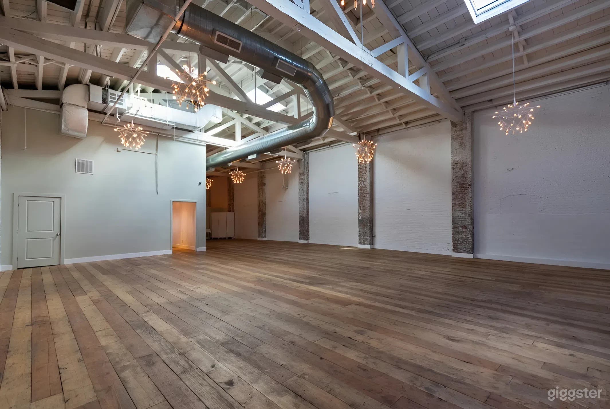 Spacious Two-Level Loft Studio with Skylights & Open Layout Photo 4