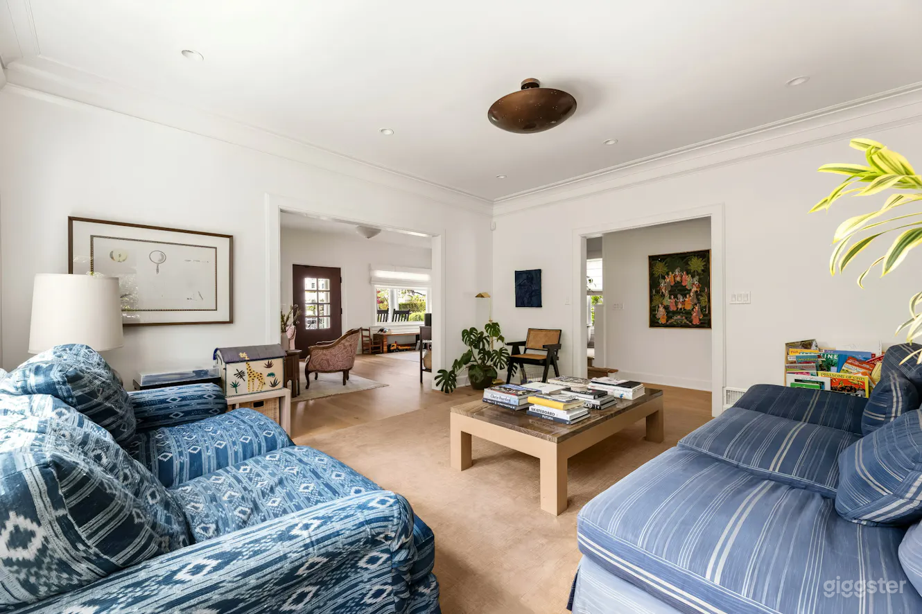 Light-filled craftsman with pool  Photo 3