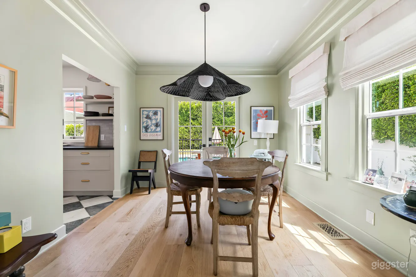 Light-filled craftsman with pool  Photo 2