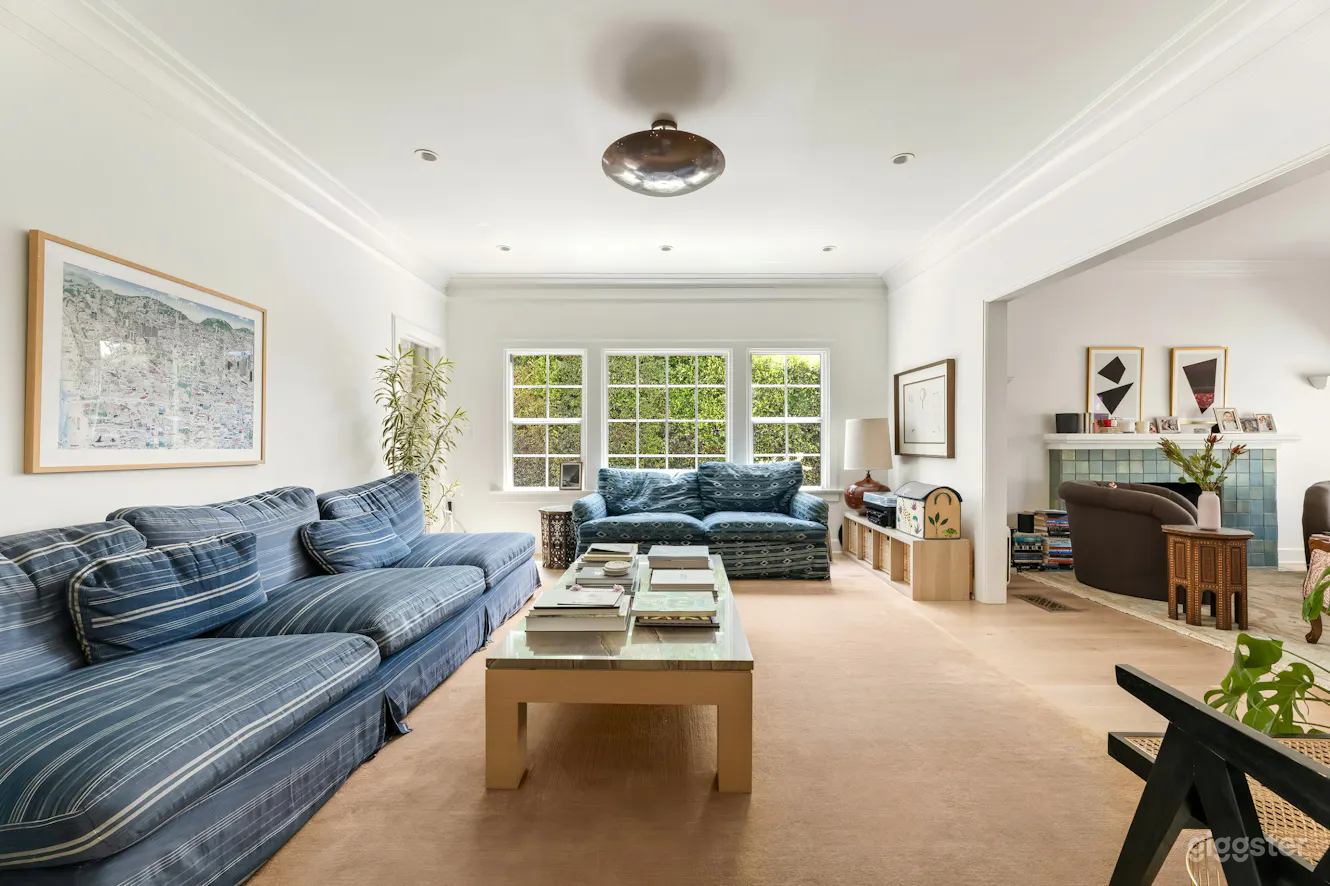 Light-filled craftsman with pool  Photo 1