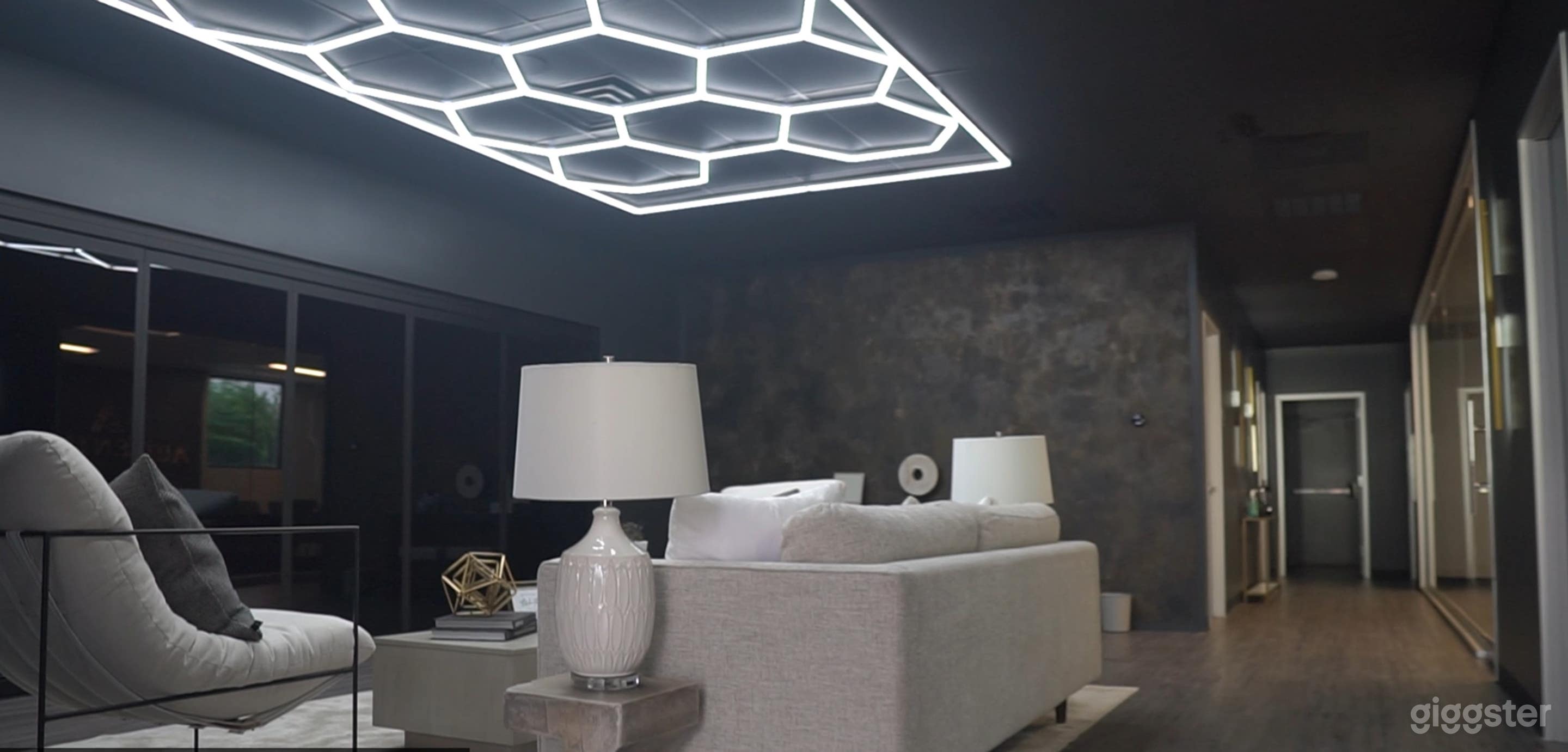 Elegant Lobby Photo 3