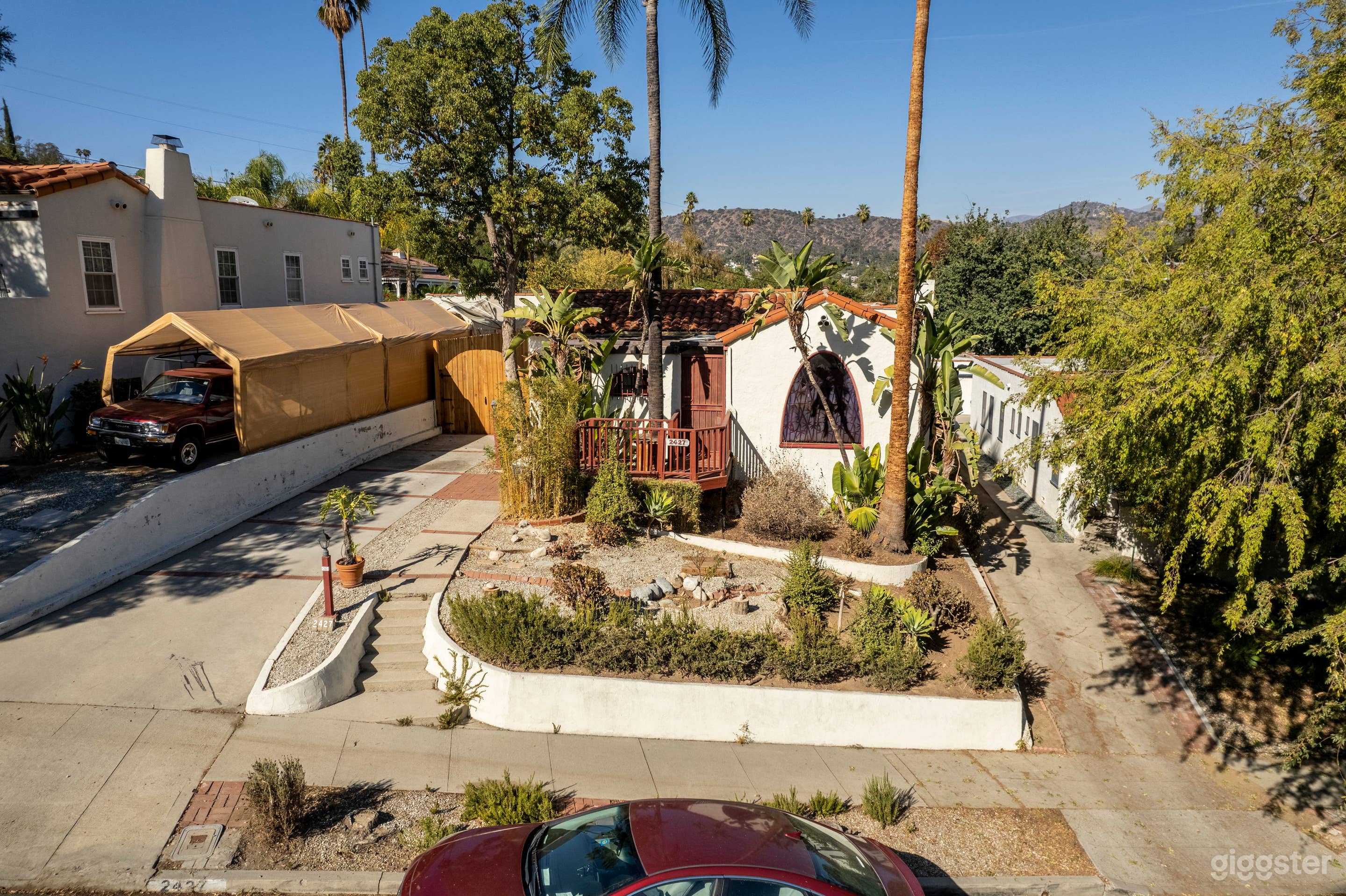 CHARMING 1932 SPANISH HOME: VIBRANT &amp; COZY  Photo 3