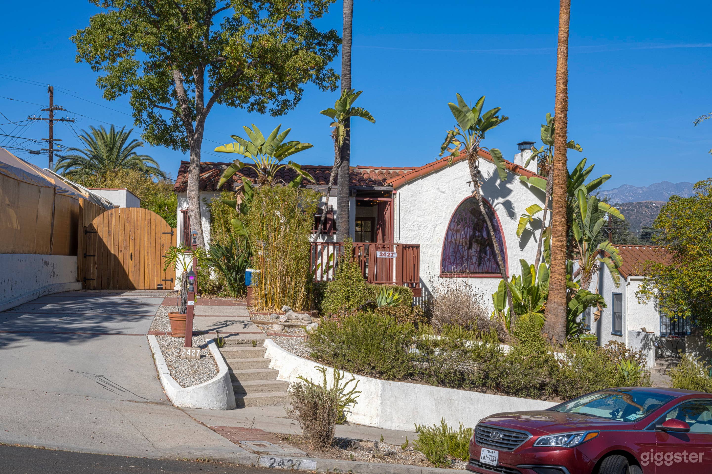 CHARMING 1932 SPANISH HOME: VIBRANT &amp; COZY  Photo 2