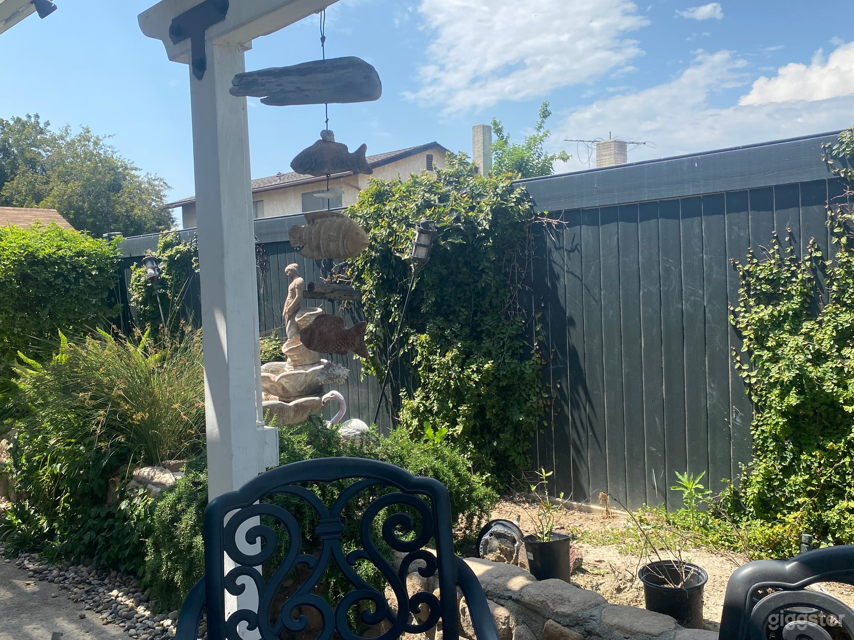 Tropical lush setting. Beautiful yard  Photo 3