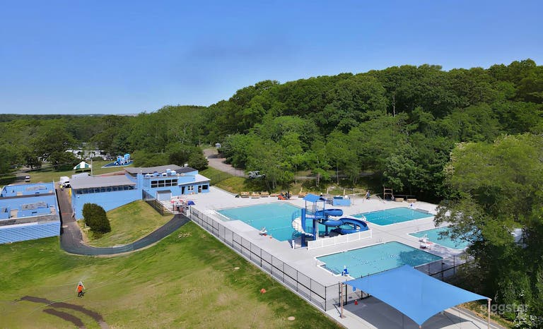  Deux complexes aquatiques (disponibles saisonnièrement, avec toboggans) 