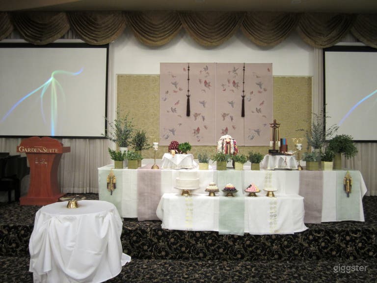  Salón de banquetes espacioso y elegante 
